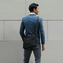 Uniq Stockholm bag for a 16&quot; laptop - blue