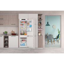 Indesit INC18 T311 šaldytuvas-šaldiklis Integruotas 250 L F Baltas