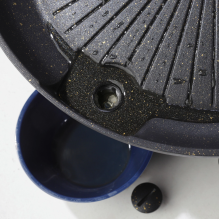 Grill grate and grill pan for a gas camping stove and grill